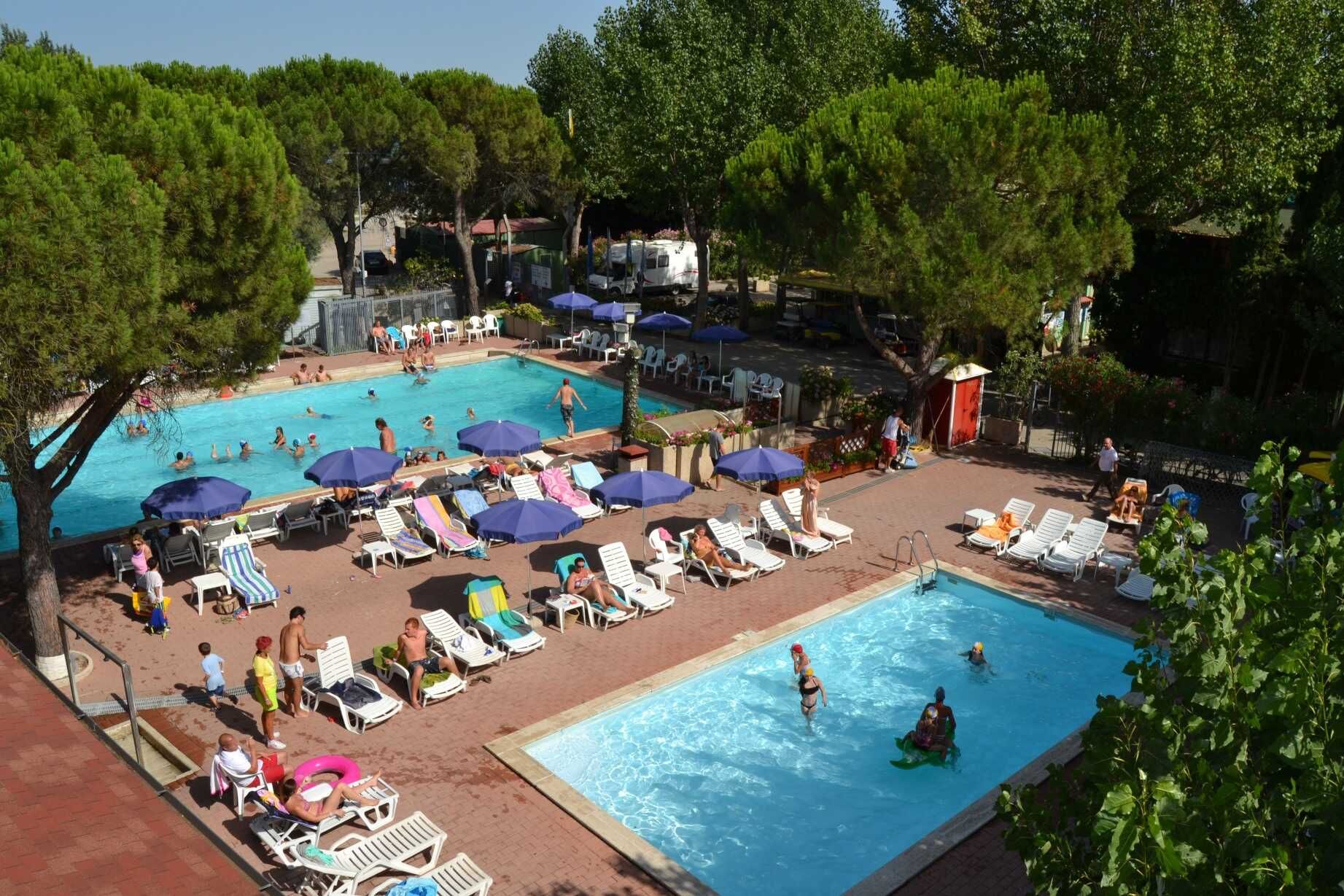 Importante Camping Village tra Umbria e Toscana – Struttura Turistica di Ampia Superficie